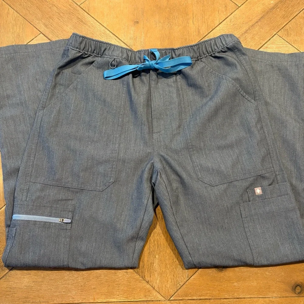 Figs Men's Light Gray Cargo Scrub Pants Technical Collection Size S